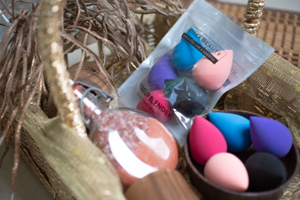 HYGEA BEAUTY makeup sponge set lifestyle image with retail pouch