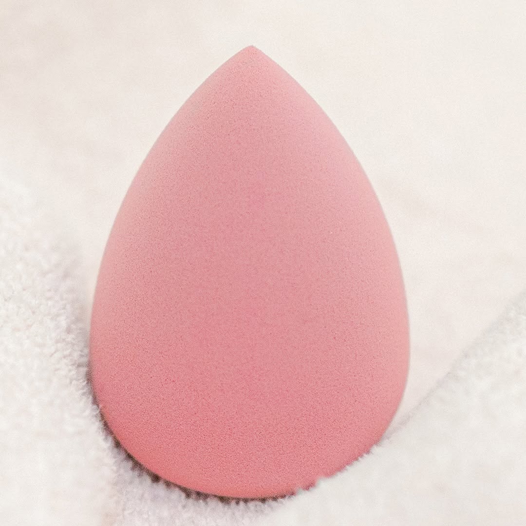 HYGEA BEAUTY pink makeup sponge close-up